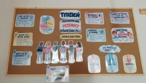 Gazetka o przeciwdziałaniu przemocy rówieśniczej z hasłami o pomocy, szacunku i reagowaniu.